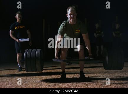 STATI UNITI Travis Breazeale, Headquarters and Headquarters Battery, 1st Armored Division Artillery, completa i suoi deadlifts per l'Army Combat Fitness Test durante il Best Iron Squad Competition a Fort Bliss, Texas, 21 aprile 2022. Il Iron Squad Competition è un evento di quattro giorni progettato per testare la resistenza fisica, i compiti del Guerriero e le abilità di Battle Drill e le conoscenze militari di ogni squadra e singolo concorrente. La squadra vincitrice avanzerà per competere nel III Corps Best Squad Competition più avanti quest'anno a Fort Hood. Foto Stock