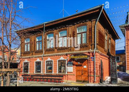 Un vecchio edificio a due piani in legno contro il cielo. La foto è stata scattata a Chelyabinsk, Russia. Foto Stock
