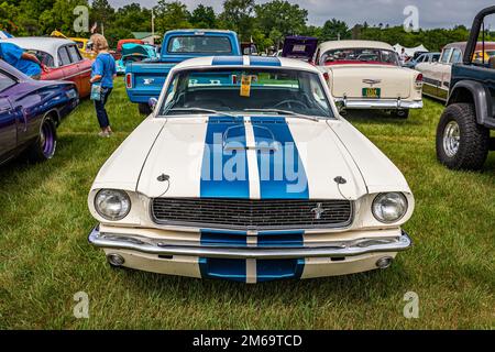 Iola, WI - 07 luglio 2022: Vista frontale in prospettiva alta di una Ford Shelby Mustang GT350 del 1965 ad una fiera automobilistica locale. Foto Stock