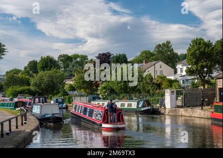 Battello sul canale di Leeds e Liverpool vicino a Five Rise Locks, Bingley, West Yorkshire, Inghilterra Foto Stock