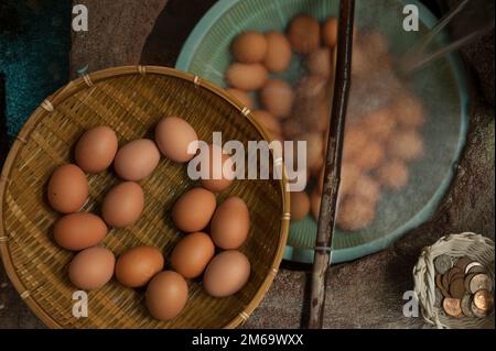 Onsen tamago, o uova di sorgente calda, sono cotti nelle acque calde naturali di Shibu onsen, visto qui sotto le luci di notte. Foto Stock