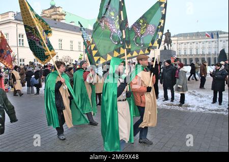 Paraders marzo nella Parata annuale di tre Re (Epifania) il 06 gennaio. Foto Stock