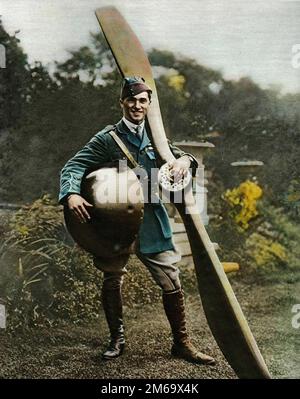 Albert Ball pilota britannico durante la prima guerra mondiale - Premiere guerre mondiale (1914-1918) : l'aviateur Albert Ball (1896-1917) pilote de chasse britannique portant la cloche et l'helice de son quatorzieme appareil allemand en 1916. Coloration digitale d'apres l'originale Foto Stock