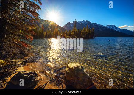 Tramonto sul lago Jenny e sulle montagne Grand Teton nel Wyoming, Stati Uniti Foto Stock