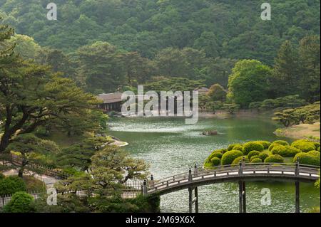 Il ponte Engetsukyo arrotondato è bello contro il South Pond a Ritsurin Koen Garden, Takamatsu, Giappone. Foto Stock