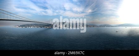 01,01,2022, Istanbul, Turkeyponti differenziati e viste sul mare dal Bosforo Foto Stock