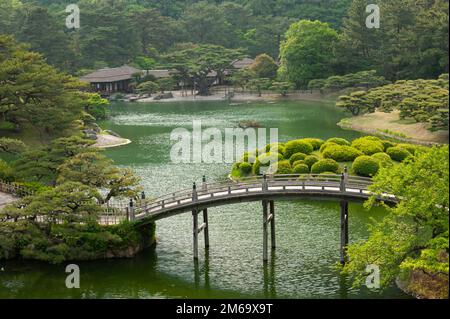 Il ponte Engetsukyo arrotondato è bello contro il South Pond a Ritsurin Koen Garden, Takamatsu, Giappone. Foto Stock