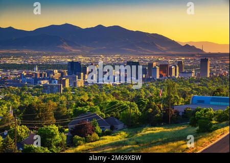 Salt Lake City al tramonto con le Wasatch Mountains sullo sfondo, Utah Foto Stock