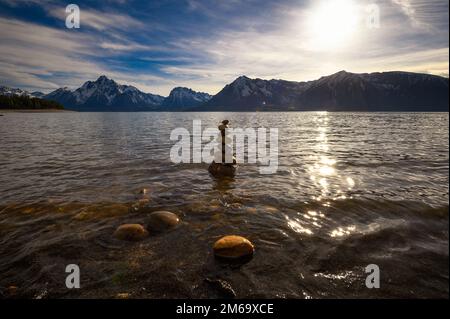 Piramide rocciosa bilanciata al Lago Jackson al tramonto, Wyoming, USA Foto Stock