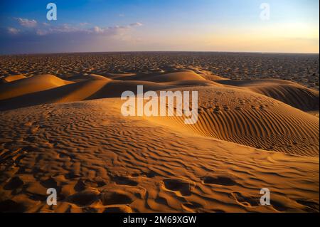 Tramonto sulle dune di sabbia del deserto Arabo in Oman Foto Stock