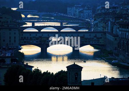 Vista sull'Arno e sul Ponte Vecchio, Firenze, Toscana, Italia Foto Stock