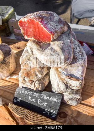 Salsicce tradizionali di maiale a secco in bancarella del mercato francese - la Roche Posay, Vienne (86), Francia. Foto Stock