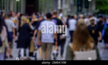 Foto sfocata di una popolare zona pedonale e del miglio dello shopping Foto Stock