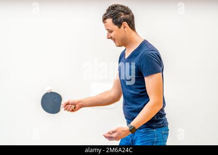 l'uomo gioca a ping pong. spazio di copia Foto Stock