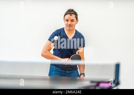 l'uomo gioca a ping pong. spazio di copia Foto Stock