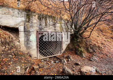 Chiusa l'edit di montagna lungo la vecchia strada giapponese nella gola grande di Almaty in Almaty in Kazakhstan Foto Stock