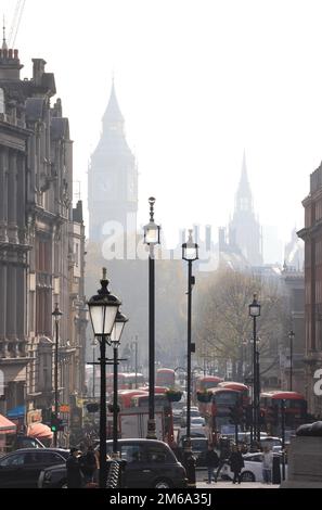 Whitehall in una giornata invernale nebbiosa, da Trafalgar Square, nel centro di Londra, Regno Unito Foto Stock
