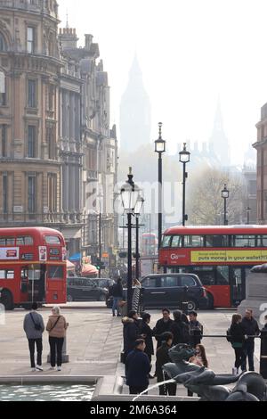 Whitehall in una giornata invernale nebbiosa, da Trafalgar Square, nel centro di Londra, Regno Unito Foto Stock