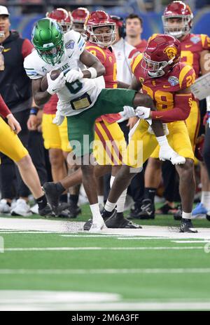 Arlington, Texas, Stati Uniti. 2nd Jan, 2023. Tulane Green Wave Wide Receiver LAWERENCE KEYS III (6) viene attivato un difensore. (Credit Image: © Gregory Dodds/ZUMA Press Wire) Foto Stock