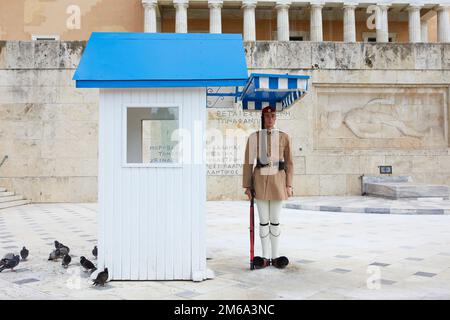 Guardie, note come evzones, di fronte alla tomba del soldato sconosciuto, Atene, Grecia Foto Stock