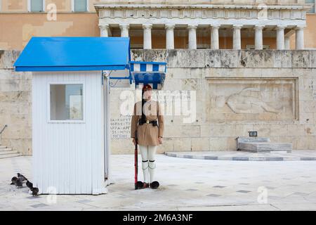 Guardie, note come evzones, di fronte alla tomba del soldato sconosciuto, Atene, Grecia Foto Stock
