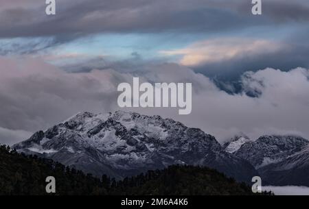 Gamma Makera al crepuscolo. Il nord-ovest spura la catena montuosa del Caucaso maggiore. Montagne del Caucaso. Karachay-Cherkessia. Russia. Foto Stock