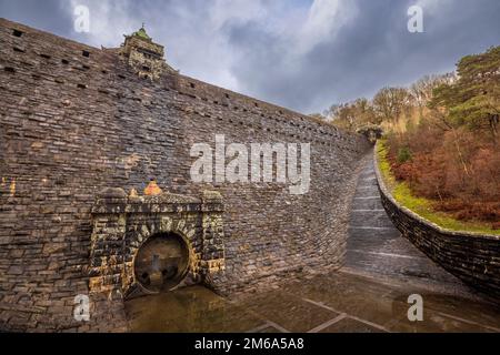 La diga di riserva di Pen y Garreg nella valle di Elan, Powys, Galles Foto Stock