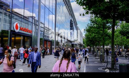 Popolare zona pedonale e shopping miglio a Francoforte chiamato Zeil Street - FRANCOFORTE, GERMANIA - 12 LUGLIO 2022 Foto Stock