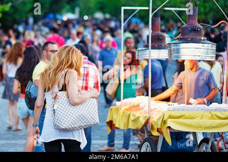 Vendita di noci per le strade di Atene, Grecia Foto Stock