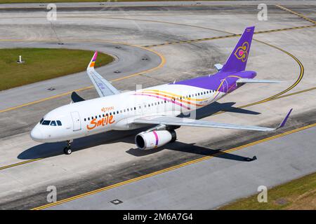 Thai Smile Airways Airbus A320 tassare gli aerei. Aereo A320 della compagnia aerea Thai Smile tassando all'Aeroporto di Phuket. Thai Smile Airlines A320 aereo. Foto Stock