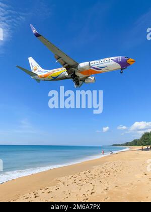 NOK Air Boeing 737 aereo che sorvola mai Khao Beach vicino all'aeroporto di Phuket. Aereo 737-800 di NokAir Thailandia (NOK Air Thailandia). Foto Stock