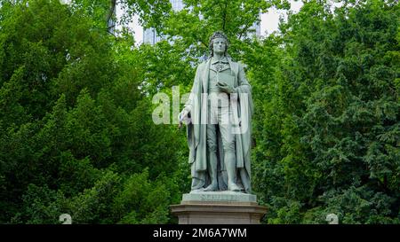 Statua di Schiller nella città di Francoforte - FRANCOFORTE, GERMANIA - 12 LUGLIO 2022 Foto Stock