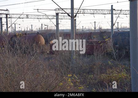 Vagoni merci ferroviari abbandonati e derelitti in un cantiere di marshalling ferroviario derelitto a Bucarest, Romania Foto Stock
