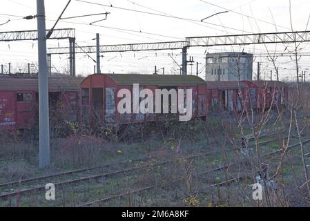 Vagoni merci ferroviari abbandonati e derelitti in un cantiere di marshalling ferroviario derelitto a Bucarest, Romania Foto Stock