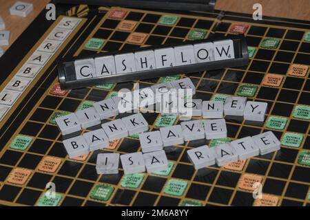 Un art deco scrabble consiglio che raffigura le parole finanziarie, flusso di cassa, finanza, banca, salvare, Tasso, ISA Foto Stock