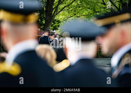 Thomas Manger (centro), capo della polizia, Stati Uniti Polizia del Campidoglio, e il maggiore Gen. Allan M. Pepin (a sinistra), comandante generale, Joint Task Force -National Capital Region e gli Stati Uniti Il Distretto militare dell'esercito di Washington guarda il Cambio della Guardia alla Tomba del Milite Ignoto al Cimitero Nazionale di Arlington, Arlington, Virginia, 21 aprile 2022. Foto Stock