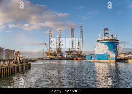 Impianti petroliferi nel porto di Esbjerg, nel Mare del Nord, Danimarca Foto Stock