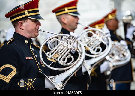 I membri della banda dell'esercito statunitense, "Pershing's Own" sostengono una cerimonia di deposizione delle ghirlande dell'esercito presso la Tomba del Milite ignoto presso il cimitero nazionale di Arlington, Arlington, Virginia, 21 aprile 2022. La corona fu posata da Thomas Manger, capo della polizia, polizia del Campidoglio. US Army, USA, anc, cimitero nazionale di arlington, Foto Stock