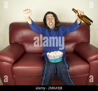Uomini e divano Foto Stock