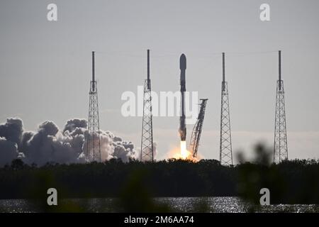 Per il primo lancio del 2023, un razzo SpaceX Falcon 9 lancia il payload Transporter 6 dal Complex 40 presso la Cape Canaveral Space Force Station martedì 3 gennaio 2023. Il trasportatore 6 è costituito da più satelliti "ride-share" per uso commerciale e governativo. Foto di Joe Marino/UPI Credit: UPI/Alamy Live News Foto Stock