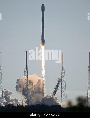 Per il primo lancio del 2023, un razzo SpaceX Falcon 9 lancia il payload Transporter 6 dal Complex 40 presso la Cape Canaveral Space Force Station martedì 3 gennaio 2023. Il trasportatore 6 è costituito da più satelliti "ride-share" per uso commerciale e governativo. Foto di Joe Marino/UPI Credit: UPI/Alamy Live News Foto Stock