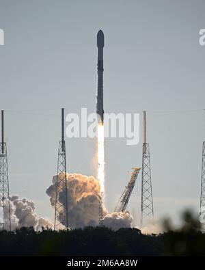 Per il primo lancio del 2023, un razzo SpaceX Falcon 9 lancia il payload Transporter 6 dal Complex 40 presso la Cape Canaveral Space Force Station martedì 3 gennaio 2023. Il trasportatore 6 è costituito da più satelliti "ride-share" per uso commerciale e governativo. Foto di Joe Marino/UPI Credit: UPI/Alamy Live News Foto Stock