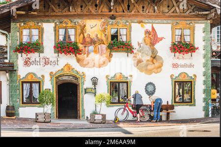 Ciclisti di fronte alla posta dell'hotel, wallgau Foto Stock