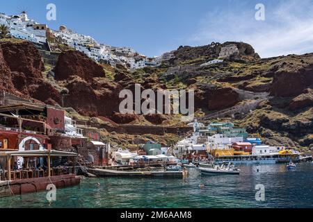 La pittoresca baia di Ammoudi a Oia, Santorini, Grecia Foto Stock