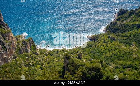 Aprile 24 2022 - Anacapri vista dall'alto con cielo blu e mare sullo sfondo Foto Stock