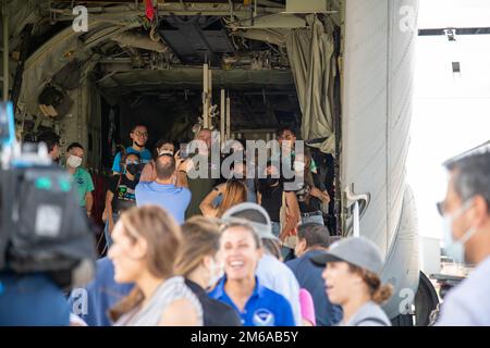 Il capitano Dwight Manganaro, pilota dello Squadrone di ricostruzione del tempo 53rd alla base dell'aeronautica di Keesler, signorina, scatta una foto con gli studenti locali all'aeroporto internazionale Luis Munoz Marin, San Juan, Porto Rico, 21 aprile 2022. La visita a Puerto Rico è stata parte di un Caribbean Hurricane Awareness Tour in collaborazione con il National Hurricane Center per diffondere il messaggio di preparazione agli uragani negli Stati Uniti Isole Vergini e Porto Rico. Foto Stock