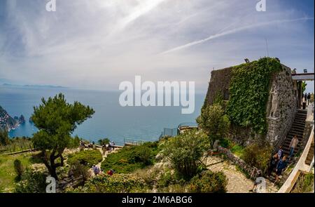 Aprile 24 2022 - Anacapri vista dall'alto con cielo blu e mare sullo sfondo Foto Stock