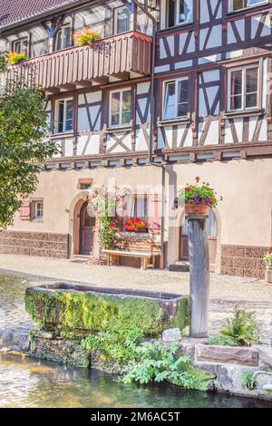 Casa a graticcio sulle rive di un torrente, schi Foto Stock