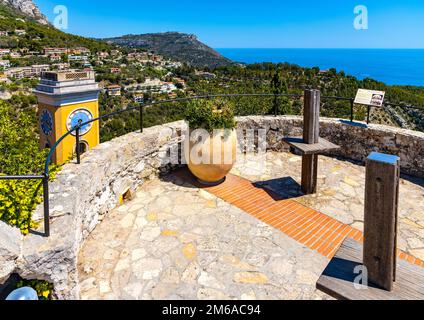 Eze, Francia - 1 agosto 2022: Rovine del castello medievale fortezza in giardino botanico esotico le Jardin de Exotique in cima alla città storica di Eze a Azure Foto Stock