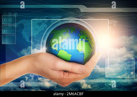Globo per tenere la mano in un'interfaccia virtuale blu Foto Stock
